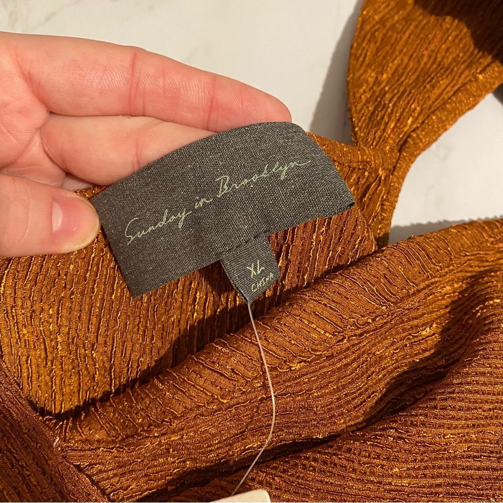 🎉HPx2!!🥳NEW Anthro Twist Front Shimmer Tank - Picture 8 of 14